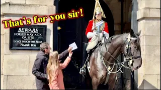 HEARTWARMING MOMENT, king’s guard RECEIVED a gift from the tourist