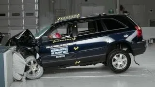 2004 Chrysler Pacifica moderate overlap IIHS crash test