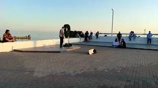 Уличный музыкант поет в Сочи на набережной. Кавер (Тёмно-оранжевый закат)