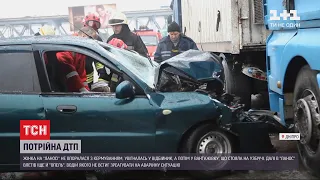 У Дніпрі водійку, яка спричинила аварію, довелося вирізати з понівеченого легковика