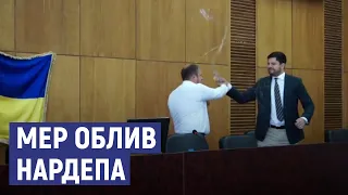 Мер Конотопа облив водою народного депутата під час сесії міськради