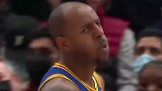 Andre Iguodala with INSANE behind the back pass to Damian Lee