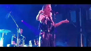 Kate Ryan - live - "Runaway" mixed with "Gold" and "Wonderful life"