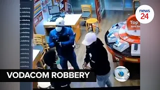 WATCH | Four armed suspects rob Vodacom store in Western Cape mall