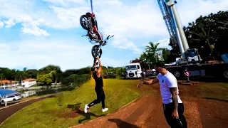 DESCULPA AMIGO MAS EU VOU JOGAR SUA MOTO LÁ DE CIMA!