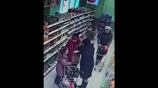 В Саратове женщины подрались в магазине из-за плевка в ребенка