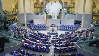 LIVEDebatte im Bundestag                    KritikanCorona-Gesetz:"Zuspät,zuwenig"