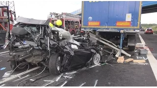 [HORRORUNFALL AUF DER AUTOBAHN] ~ PKW massiv zwischen 2 LKW eingeklemmt & vollständig zerstört ~