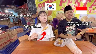 Famous Indonesian 🇮🇩 youtuber teach me how to eat Indonesian Food!