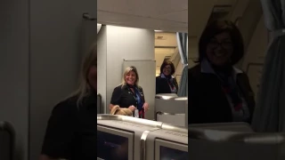 Azafata bailandole a Shakira en en avion