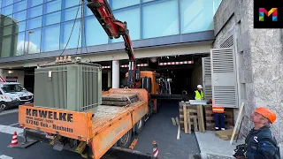 Ein vier Tonnen schwerer Trafo für die neue Trafostation an der Rheingoldhalle