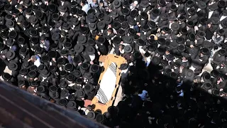 Thousands attend funeral of prominent Rabbi Weiss in Jerusalem | AFP