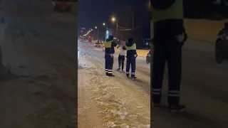 Сотрудники полиции подстрелили неадеквата с ножом.