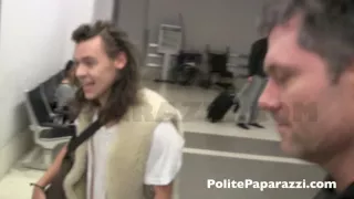 Harry Styles - HAS AN AGGRESSIVE BODYGUARD - Dec6, 2015