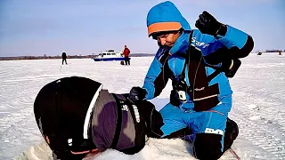 ЭТУ ЛУНКУ ИСКАЛ  3 ДНЯ. НАШЕЛ и ПОПЕРЛО!!! Зимняя рыбалка. Пусть и не первый лед.