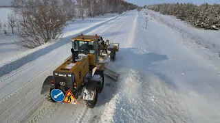 Трактор / грейдер чистит снег