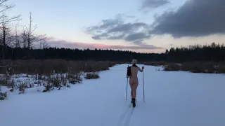 Голая на лыжах. Naked skiing