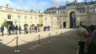 French queue at Elysee Palace to pay tribute to Chirac (2) | AFP Images