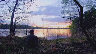 Biwak nad jeziorem, improwizowany grill i piękny zachód słońca. Bushcraft