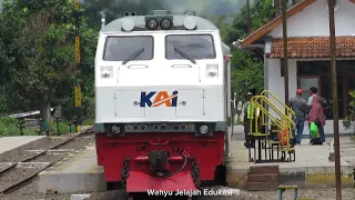 KEDUA KERETA API INI KHAS DENGAN SUARA KLAKSONNYA YANG UNIK