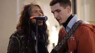 Steven Tyler de Aerosmith le da una sorpresa a un músico callejero