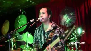 បងខំស្កាត់រក Romaly sings a classic Khmer Ramvong  at Golden Villa Restaurant