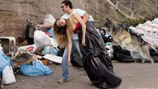 Мужик выкинул женщину как мешок с мусором в грязную яму и скрылся. Помочь ей могло только одно