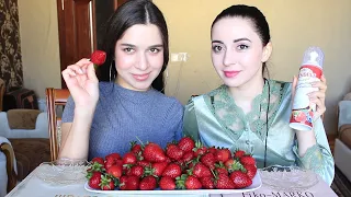 КЛУБНИКА/MUKBANG С AYKA EMILLY/КТО БОЛЬШЕ СЪЕСТ?