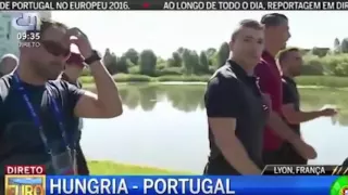 Ronaldo lance le micro d'une journaliste dans un lac pendant la promenade d'avant match