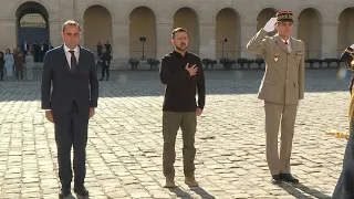 Zelensky participe à une cérémonie d'honneur militaires aux Invalides | AFP Images