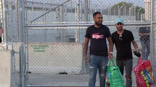 I migranti del decreto Cutro sono liberi, all'uscita dal centro di Pozzallo ringraziano Allah