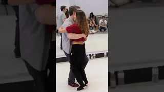 Sacadas de perna dance demonstration - forro