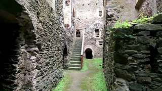 Mystische Burgruine mit gigantischen Ausmaß