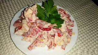 Салат праздничный с болгарским перцем, крабовыми палочками и сыром.