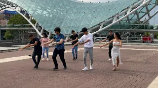 Девушки Танцуют Очень Красиво В Тбилиси Лезгинка 2022 Чеченская Песня Мадина В Парке ALISHKA