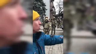 Г. Бердянск Украинский народ не боится солдат РФ.