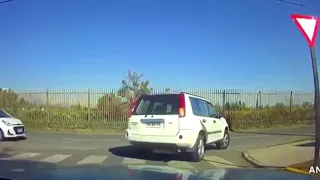 carjacking FAIL!!/carjacker gets hit by car