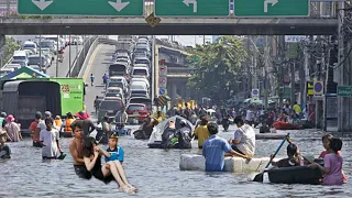 Bangkok streets become river! Heavy rain causes river overflow in Thailand