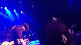 Keith Nelson Pushes Fan Off Stage ( Buckcherry )