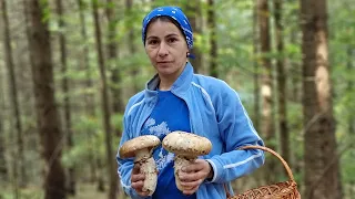 THE WOMAN LIVES ALONE IN THE MOUNTAINS. COOKING MUSHROOM SOUP