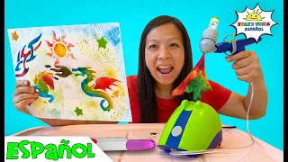 Mamá intenta dibujar con Marcadores de Aire Crayola!