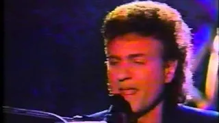 DENNIS DEYOUNG MESSES UP LYRICS TO LADY DURING 1990 STYX PERFORMANCE ON ARSENIO HALL