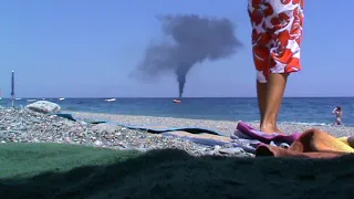 Yacht Boot Schiff vor Sizilien Messina brennt Barca fuoco Part 3