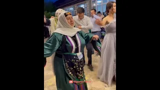 Красивый танец женщин в платках. Поет Салихат Омарова
