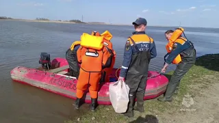 Сотрудники МЧС России продолжают оказывать адресную помощь населению на подтопленных территориях