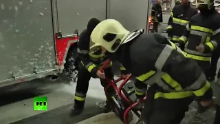 Quand les pompiers de Bruxelles aspergent de mousse la police