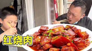 Fat Long is in a good mood to cook braised pork for his son, which is fried on an iron plate and ea