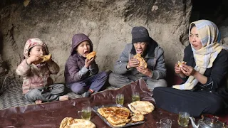Cave life in Afghanistan | Village Mountain Cooking Boolani by Young Mother