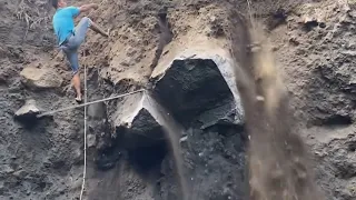 Large rocks are blocking the sand mining process, large rocks must be knocked down