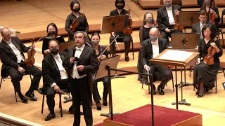 Riccardo Muti addresses the audience at Symphony Center